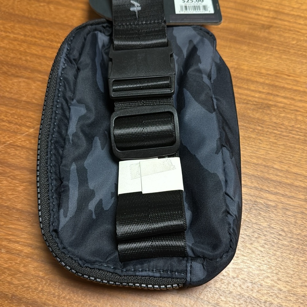 Apana See me Run Black and Gray Belt Bag NWT - Picture 4 of 8